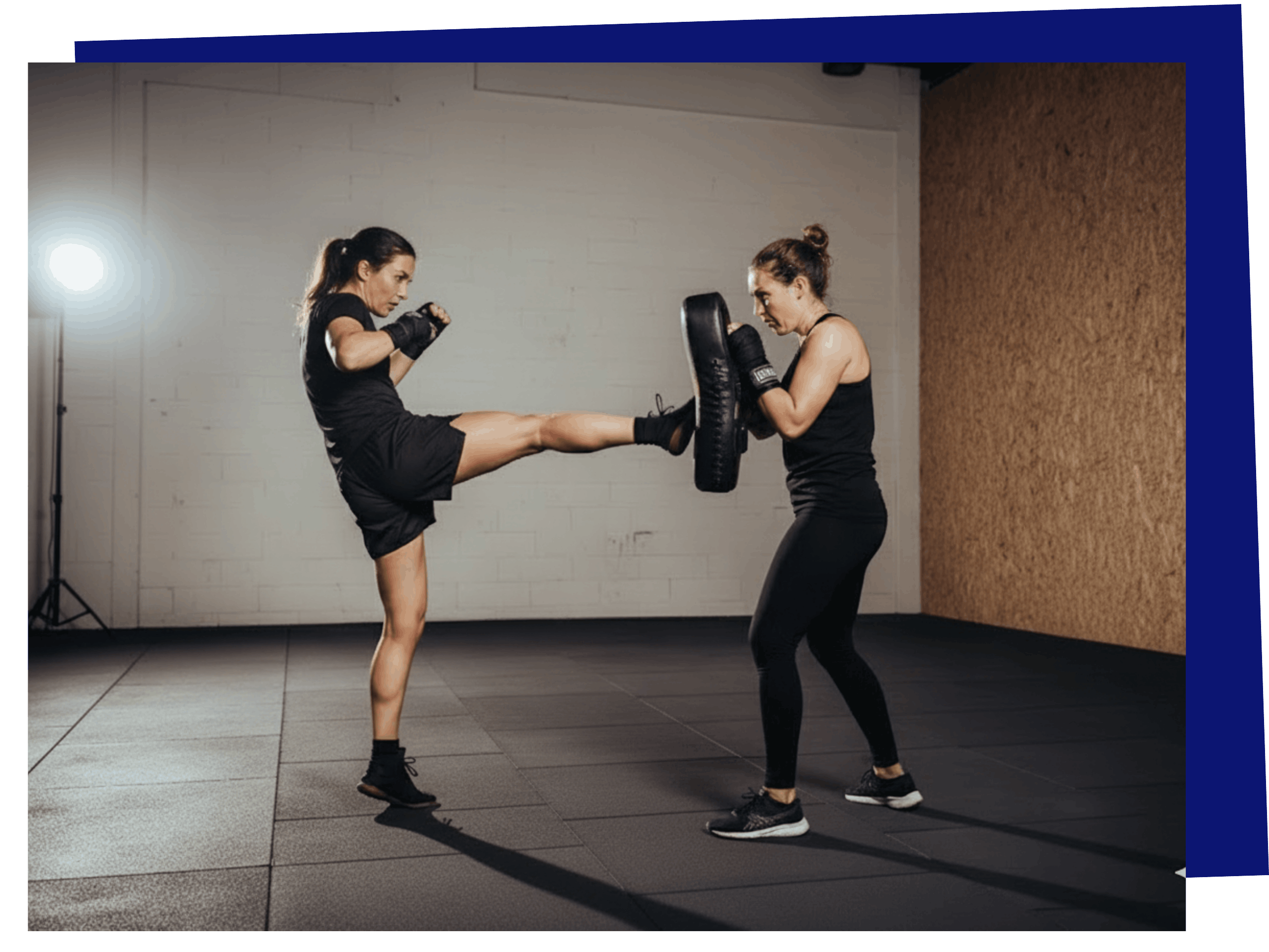 Vrouwen die trappen en stoten uitdelen met boksen en kickboksen